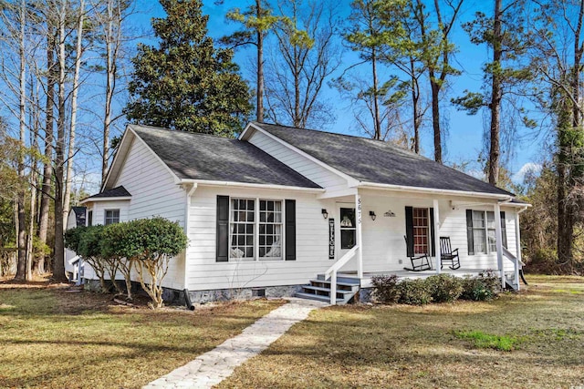 view of front of property featuring a porch, a front lawn, and roof with shingles