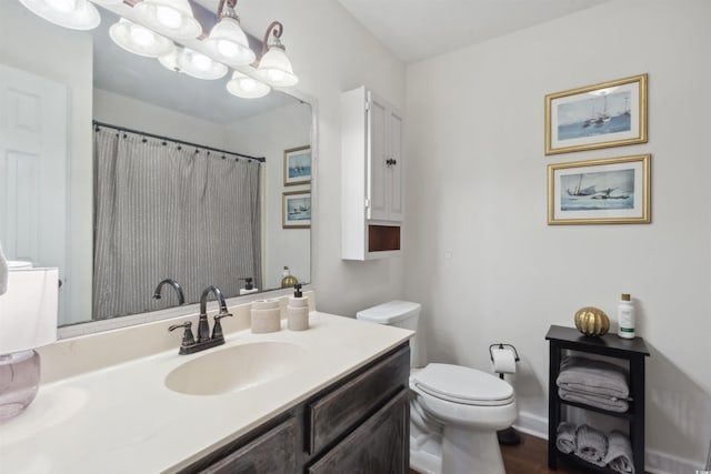 full bath with a shower with shower curtain, a notable chandelier, vanity, and toilet