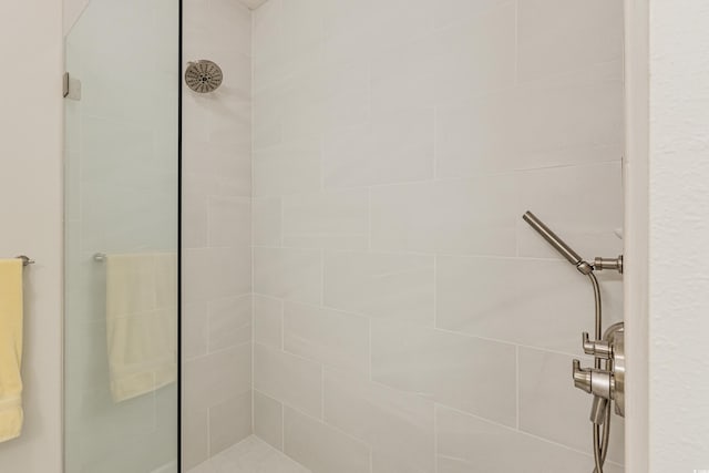 bathroom featuring a tile shower