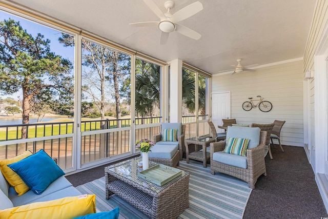 sunroom with ceiling fan