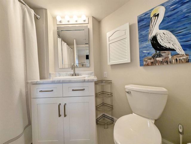 bathroom with toilet, a shower with shower curtain, and vanity