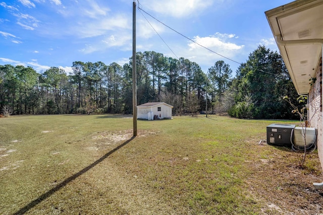 view of yard with an outdoor structure