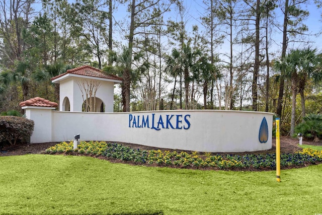 community sign with a lawn