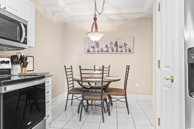 dining space featuring light tile patterned floors, ornamental molding, a raised ceiling, and baseboards