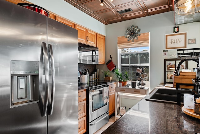 kitchen with visible vents, an ornate ceiling, a sink, stainless steel appliances, and backsplash