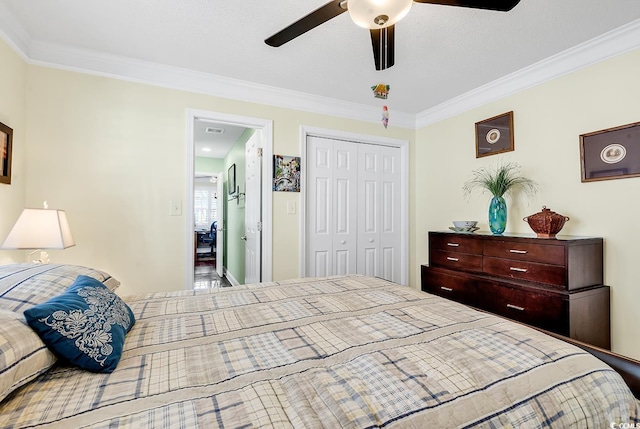 bedroom with ornamental molding, a closet, and ceiling fan