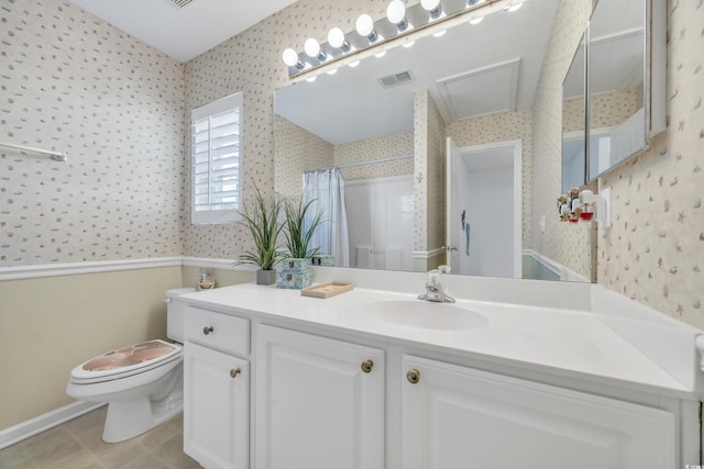 full bath featuring toilet, a shower with shower curtain, vanity, visible vents, and wallpapered walls