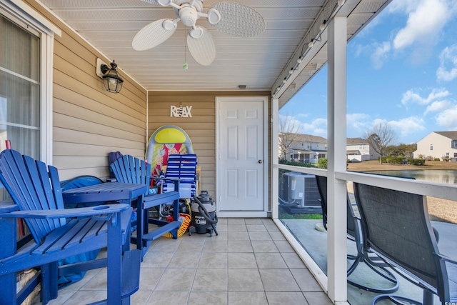 sunroom with ceiling fan