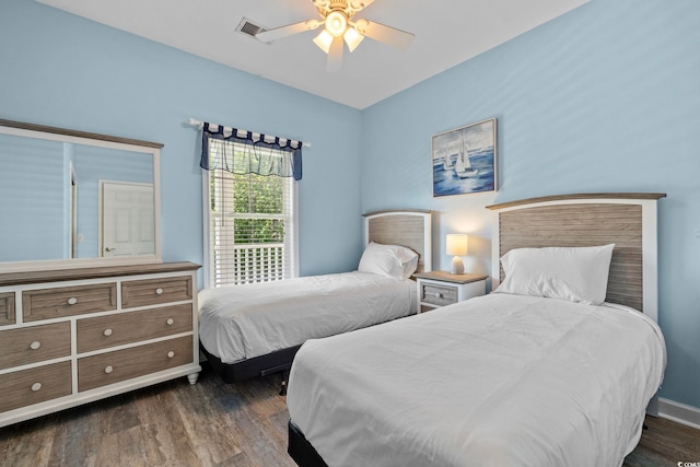 bedroom with dark wood-style flooring, visible vents, and ceiling fan