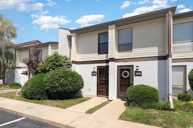 townhome / multi-family property featuring stucco siding