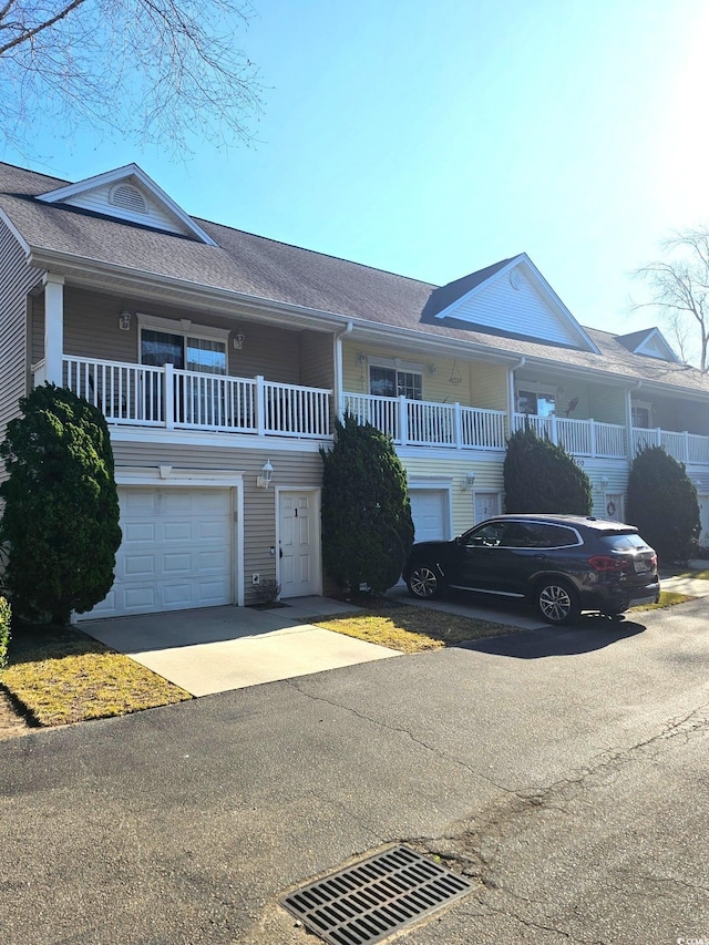 view of front facade featuring a garage and driveway