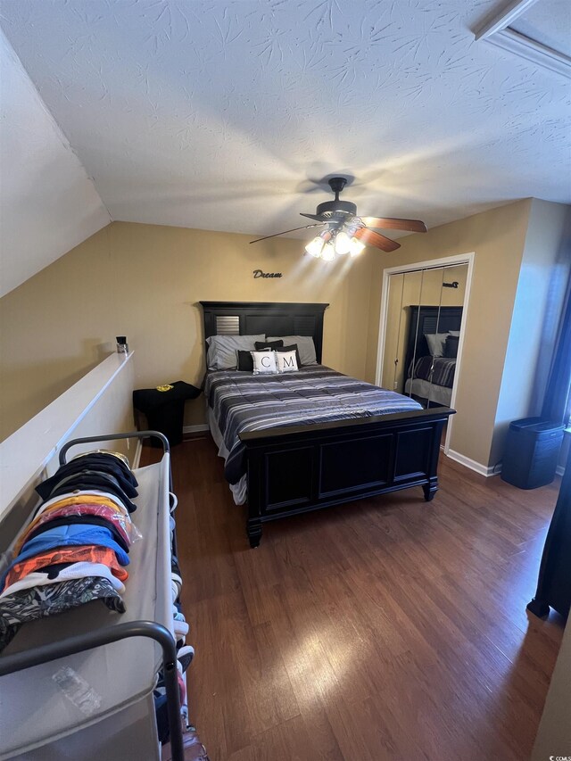 bedroom featuring a textured ceiling, wood finished floors, and a ceiling fan