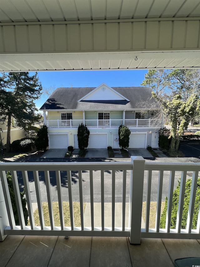 balcony featuring covered porch