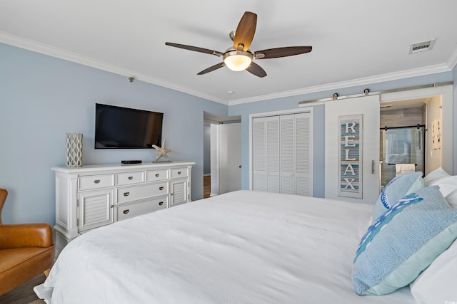 bedroom featuring ornamental molding, ceiling fan, a barn door, and visible vents