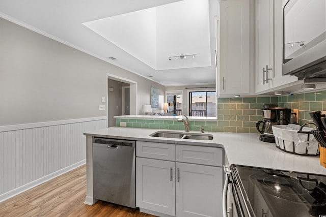 207 3rd Ave N Unit 348, North Myrtle Beach, SC 29582 - kitchen featuring stainless steel appliances, a sink, light countertops, light wood finished floors, and a peninsula