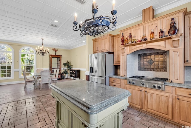 kitchen featuring visible vents, a notable chandelier, backsplash, a kitchen island, and appliances with stainless steel finishes