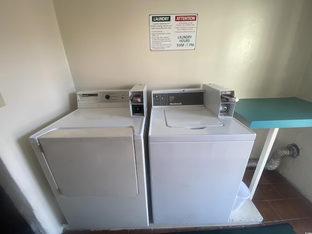 laundry room with tile patterned flooring and washing machine and clothes dryer