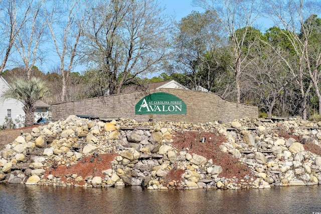 community sign featuring a water view