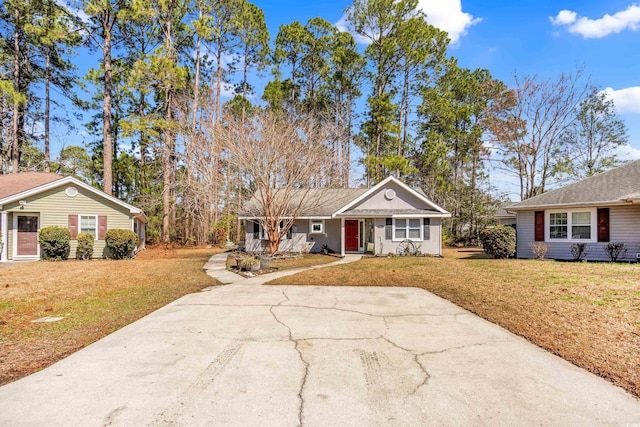 6634 Cinnamon Fern Ln, Myrtle Beach, SC 29588 - view of front facade with concrete driveway and a front lawn