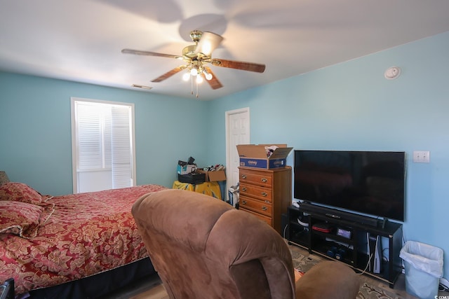 bedroom with ceiling fan