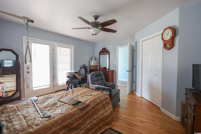 bedroom with light wood-style flooring, baseboards, and ceiling fan