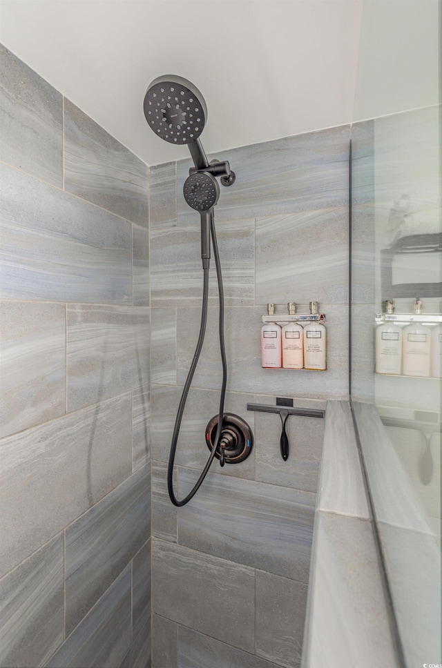 room details featuring tiled shower