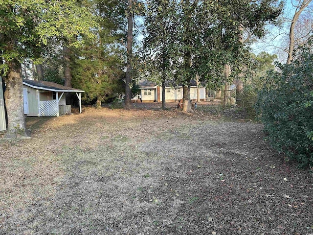 view of yard featuring an outbuilding