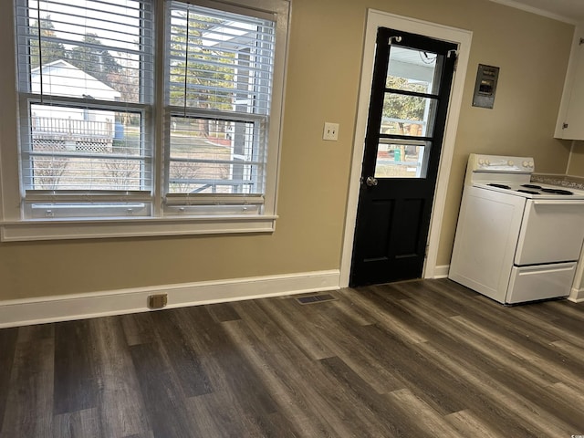 kitchen with visible vents, electric stove, dark wood-style floors, white cabinetry, and baseboards