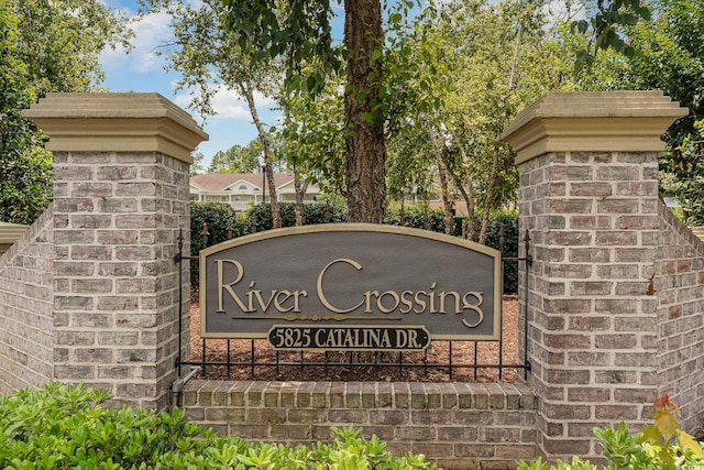 view of community / neighborhood sign