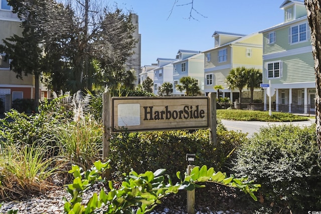 community / neighborhood sign with a residential view