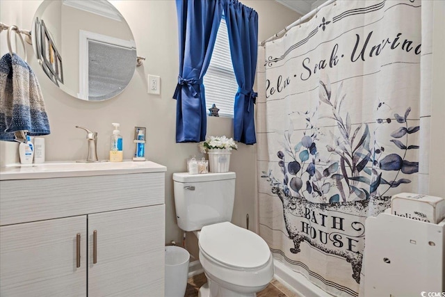 full bathroom featuring a shower with curtain, vanity, and toilet