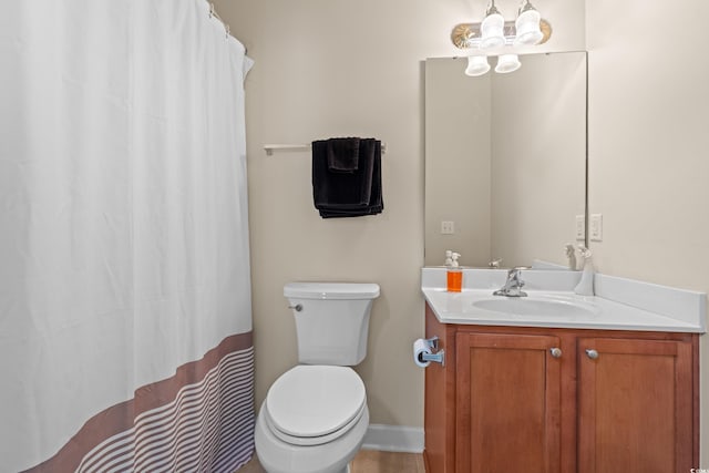 full bath with curtained shower, baseboards, vanity, and toilet