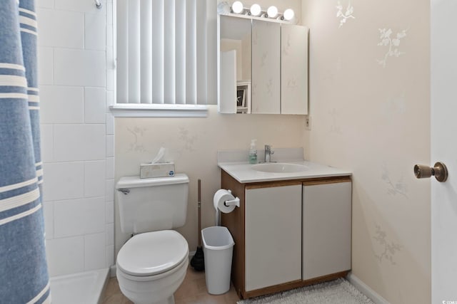 bathroom featuring a shower with curtain, baseboards, vanity, and toilet