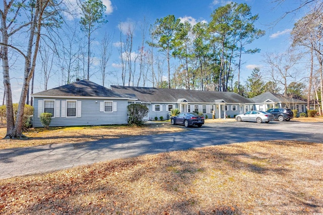 ranch-style home featuring driveway