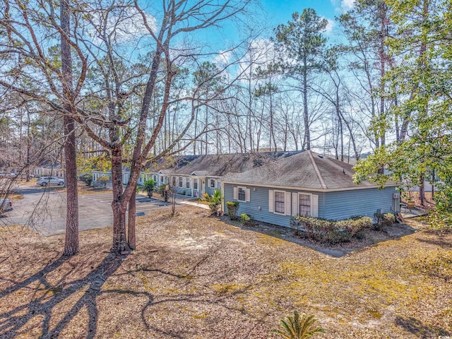 ranch-style home with driveway