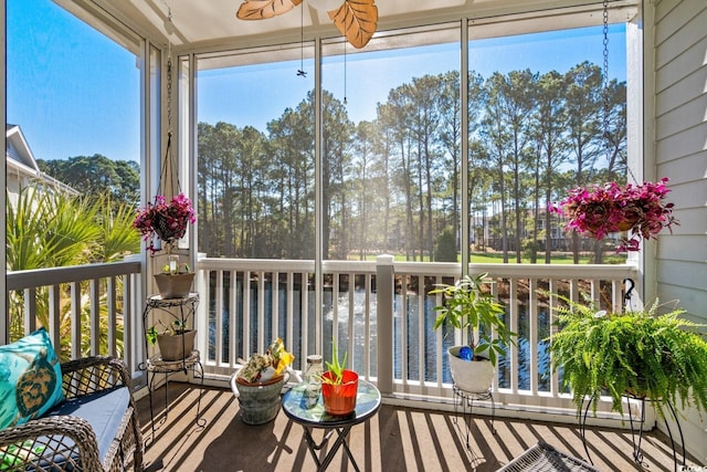 sunroom / solarium featuring ceiling fan