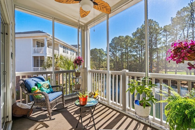 sunroom / solarium featuring a ceiling fan