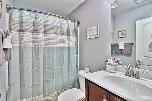 full bathroom featuring toilet, a shower with curtain, and vanity