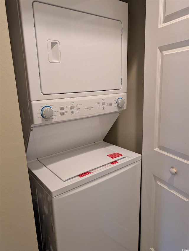 laundry room with laundry area and stacked washer and clothes dryer