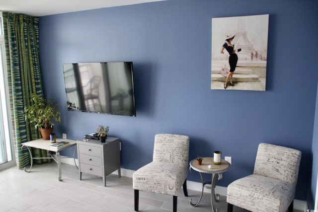 sitting room with wood tiled floor and baseboards