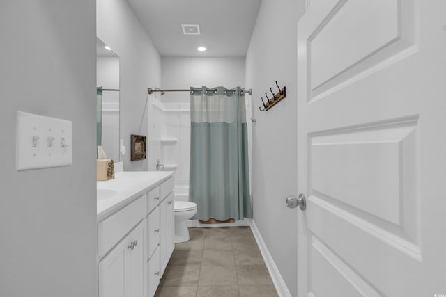 full bath featuring baseboards, visible vents, toilet, shower / bath combo with shower curtain, and vanity