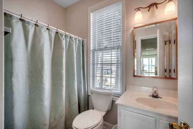 bathroom with a shower with shower curtain, vanity, and toilet