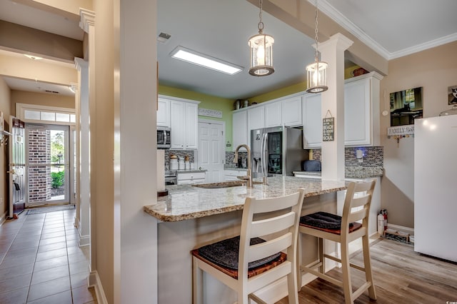 kitchen with visible vents, a sink, backsplash, and appliances with stainless steel finishes