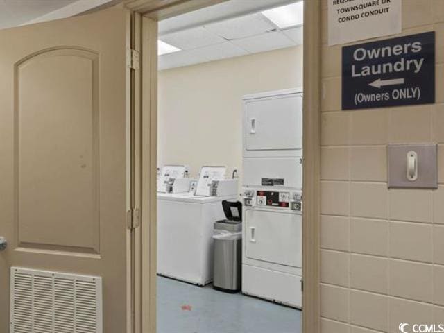 clothes washing area with visible vents and separate washer and dryer