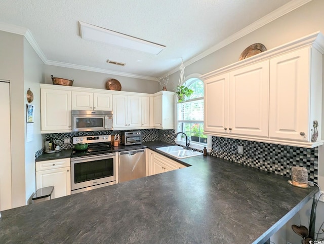 kitchen featuring stainless steel appliances, a sink, visible vents, decorative backsplash, and dark countertops