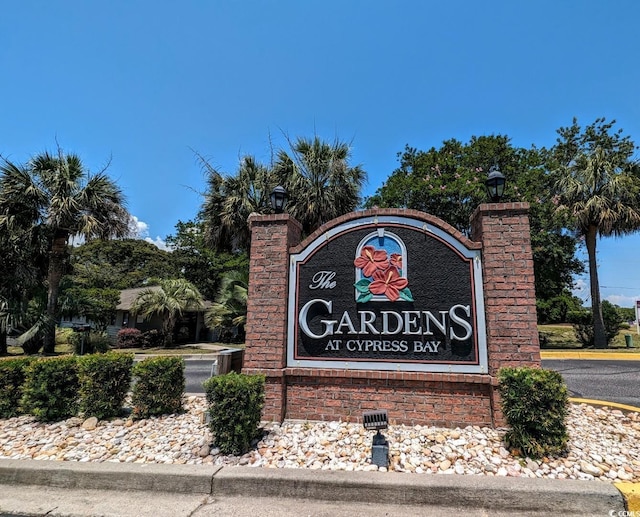 view of community / neighborhood sign