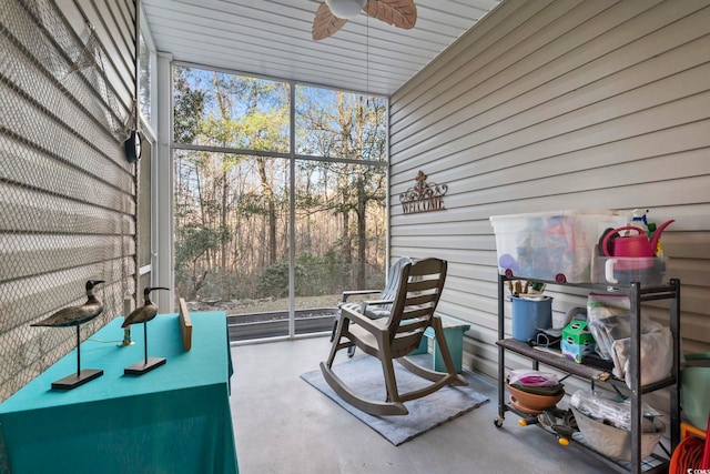 sunroom featuring ceiling fan