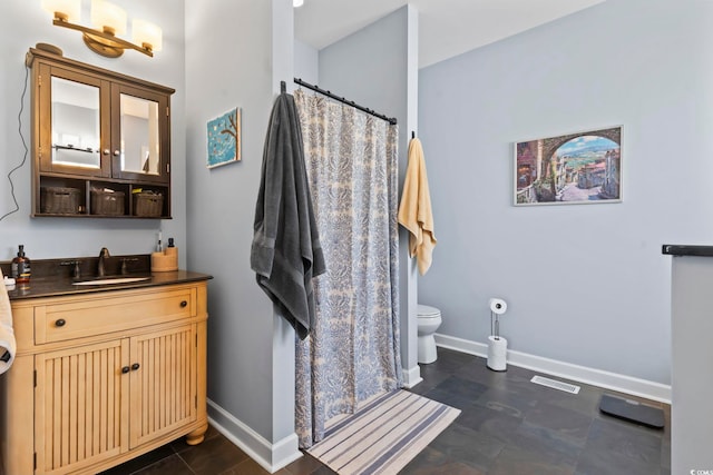 full bathroom featuring visible vents, toilet, vanity, and baseboards