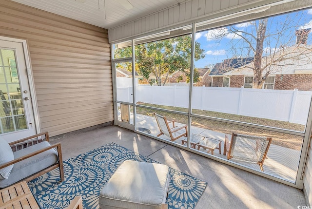 sunroom with ceiling fan