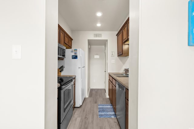 kitchen with visible vents, recessed lighting, appliances with stainless steel finishes, light wood-style floors, and a sink